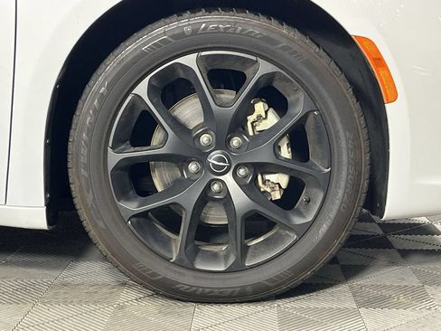 Used 2025 Chrysler Pacifica Limited FWD image 12