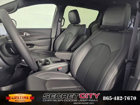 New 2026 Chrysler Voyager LX image 10