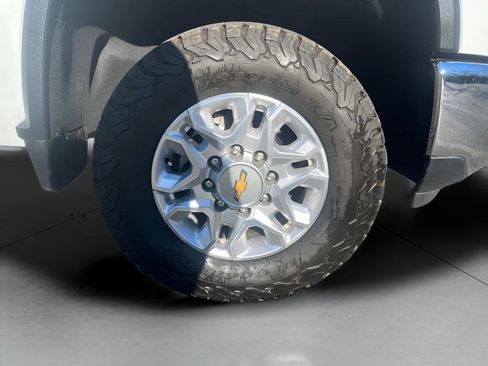 Used 2024 Chevrolet Silverado 2500 LT image 2