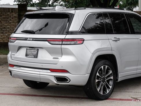Used 2022 Jeep Grand Cherokee Overland w/ Luxury Tech Group IV AWD/4WD image 17