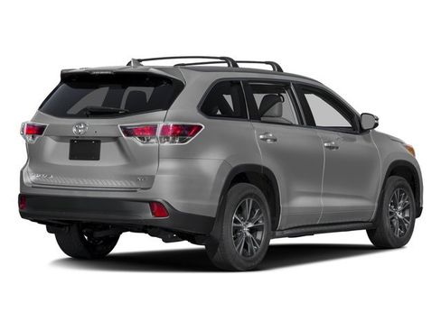 Used 2016 Toyota Highlander XLE FWD image 2