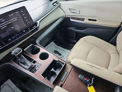 Used 2021 Toyota Sienna XLE image 31