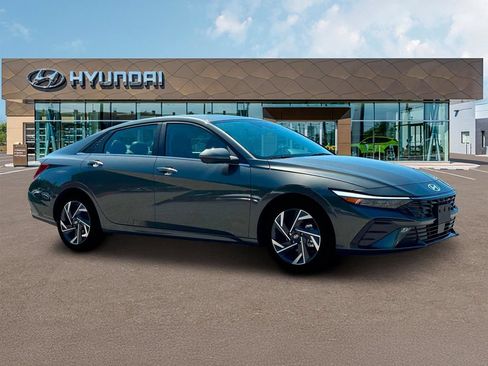 Used 2025 Hyundai Elantra Limited FWD image 10
