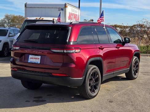 Certified 2024 Jeep Grand Cherokee Altitude image 10