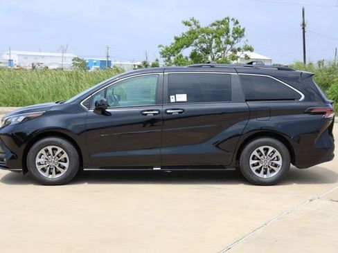 New 2026 Toyota Sienna XLE FWD image 5