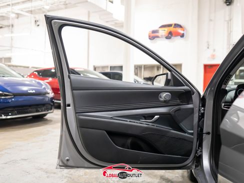 Used 2025 Hyundai Elantra SEL image 37