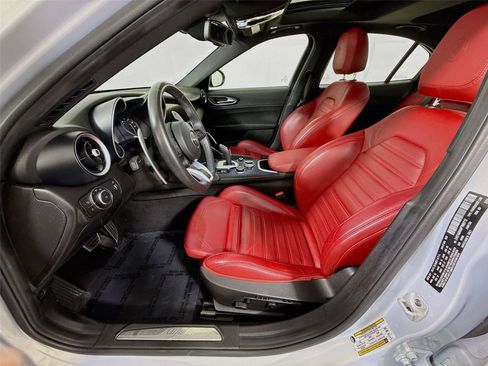 Used 2023 Alfa Romeo Giulia Sprint RWD image 2