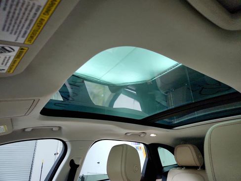 Used 2017 Jaguar F-PACE Prestige image 15