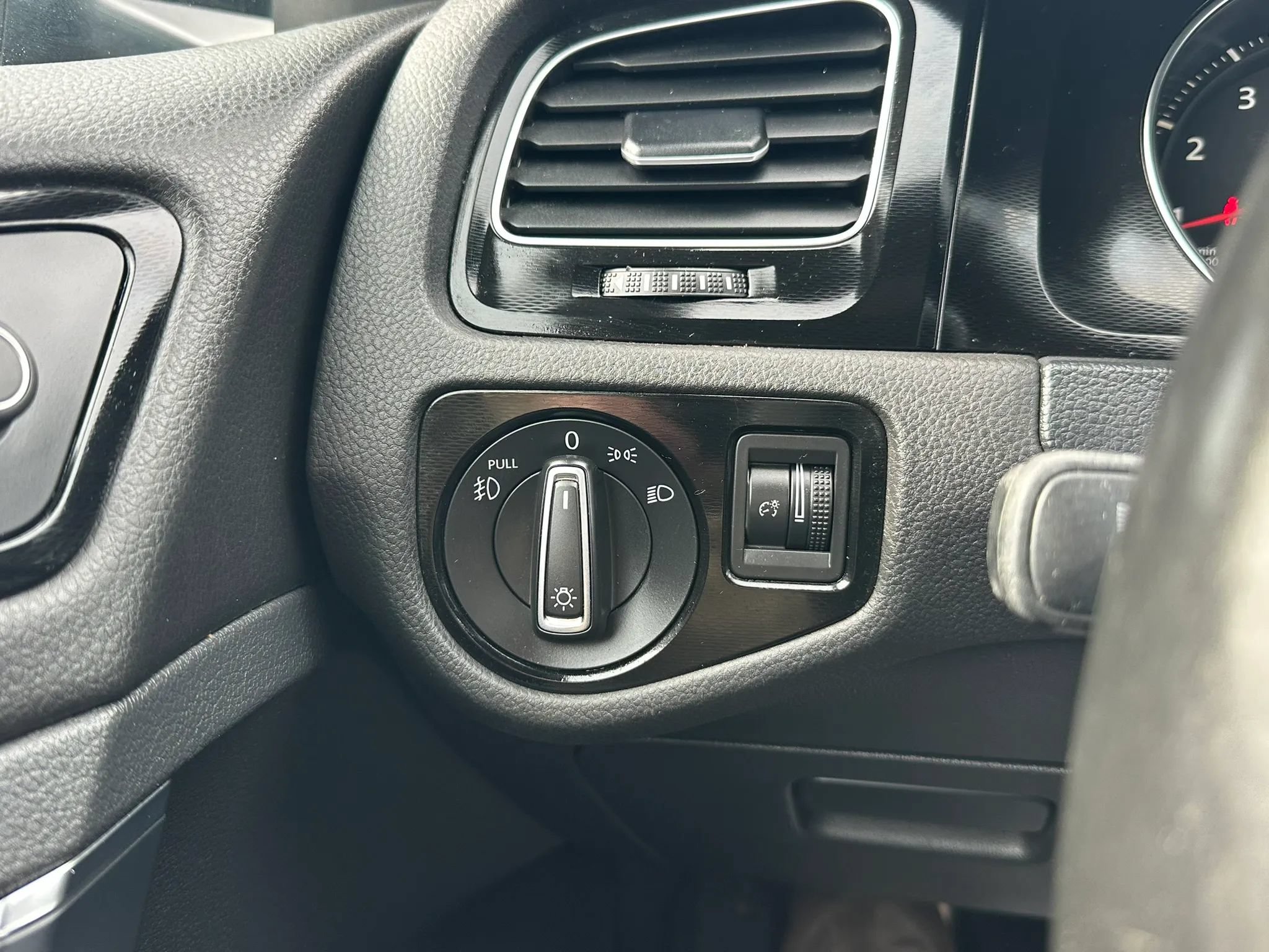 Used 2015 Volkswagen Golf 4-Door FWD image 23