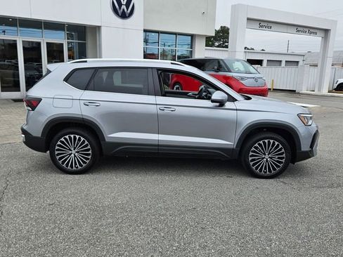 New 2026 Volkswagen Taos SE FWD image 13