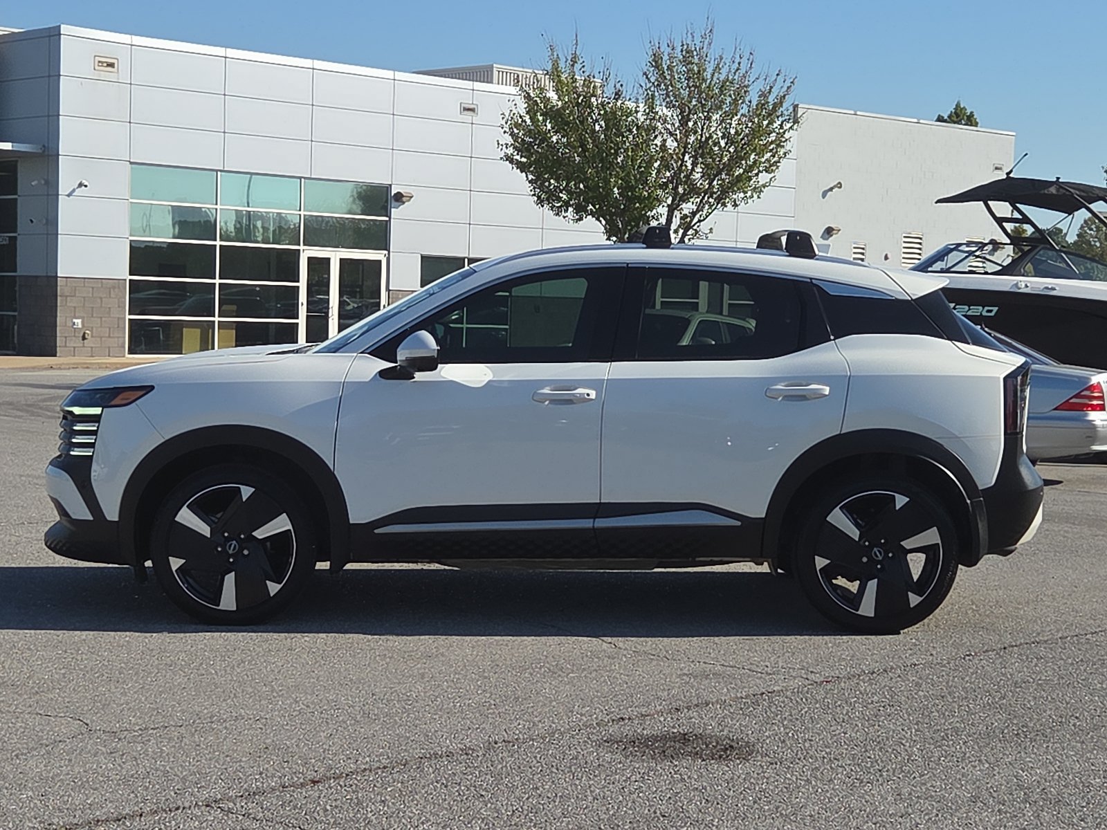 Used 2025 Nissan Kicks SR w/ Illumination Package AWD/4WD image 3