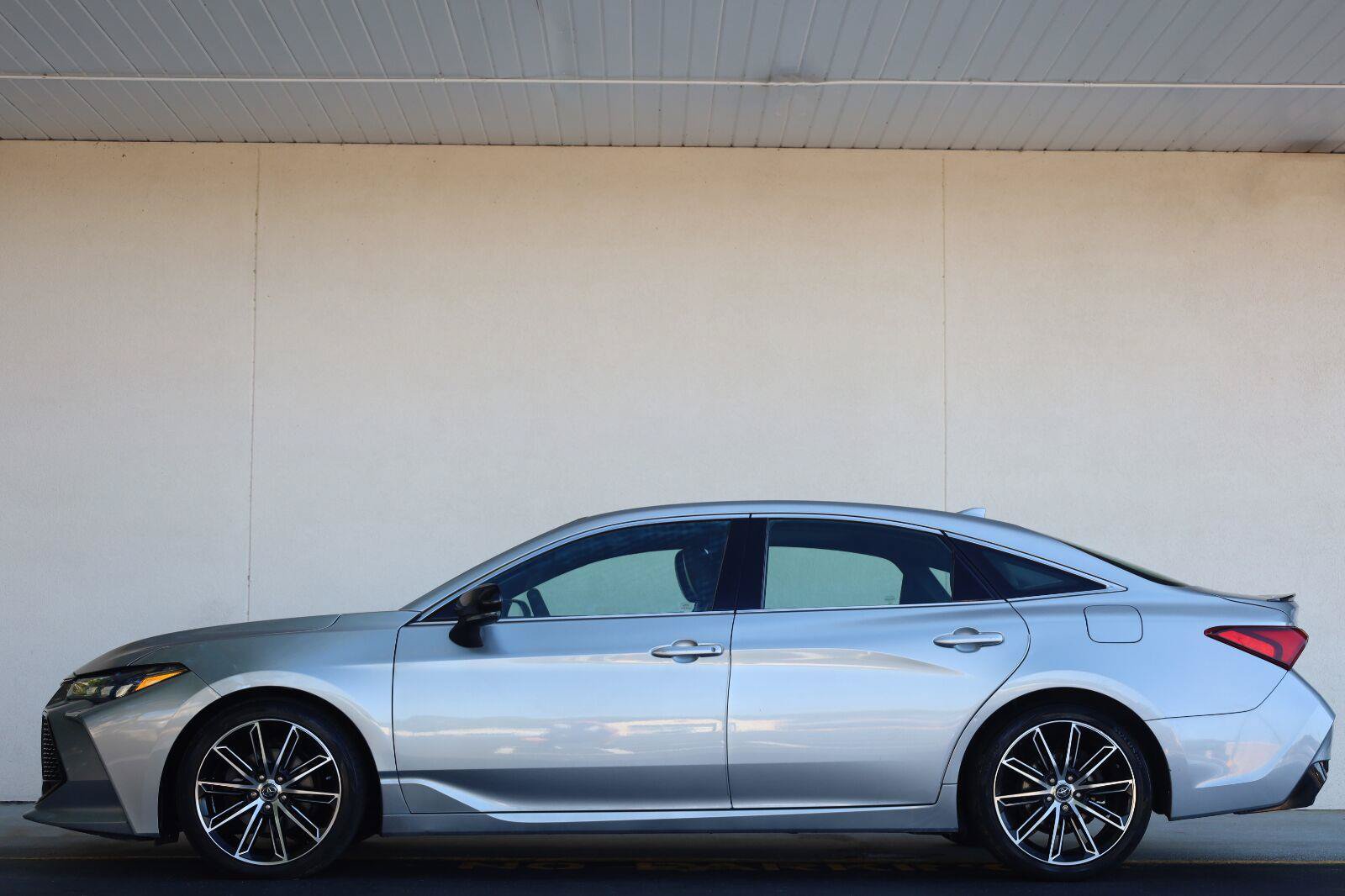 Used 2019 Toyota Avalon XSE w/ All Weather Liner Package FWD image 3