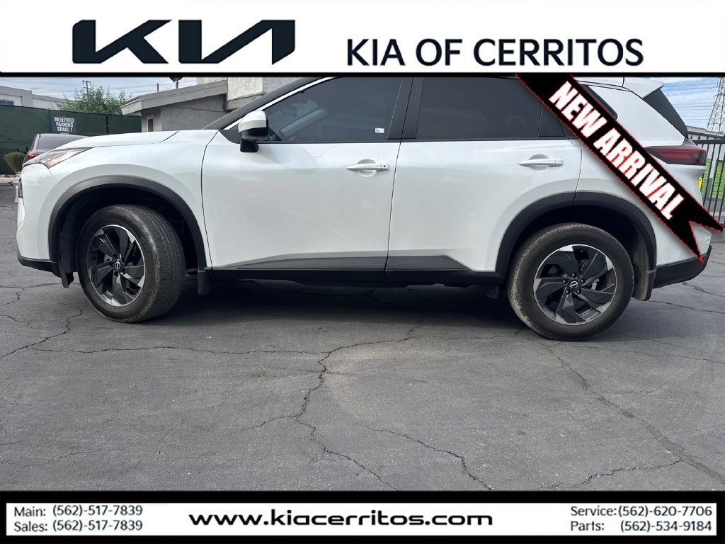 Used 2025 Nissan Rogue SV FWD image 2