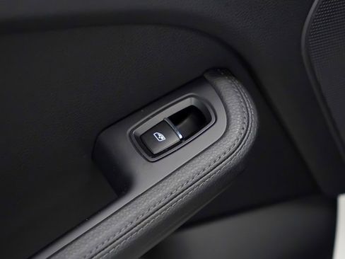 Certified 2025 Porsche Macan image 16