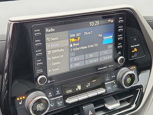 Used 2022 Toyota Highlander XLE image 16