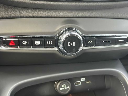 Used 2025 Volvo XC40 B5 Core w/ Climate Package image 29
