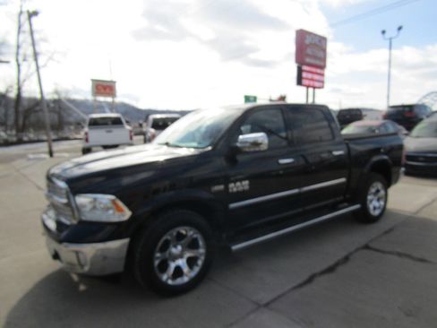 Used 2017 RAM 1500 Laramie w/ Convenience Group AWD/4WD image 2