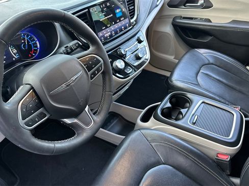 Used 2022 Chrysler Pacifica Touring-L image 7