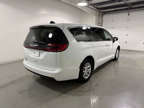Used 2023 Chrysler Pacifica Touring-L image 6