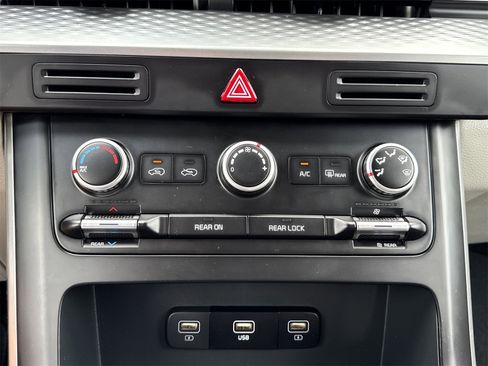 Used 2024 Kia Carnival LX image 25