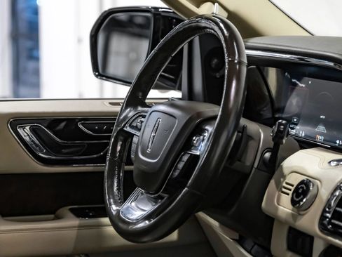 Used 2018 Lincoln Navigator Select w/ Technology Package image 16