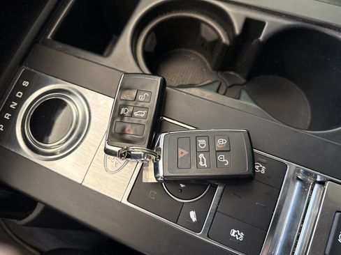 Used 2019 Land Rover Discovery SE AWD/4WD image 13