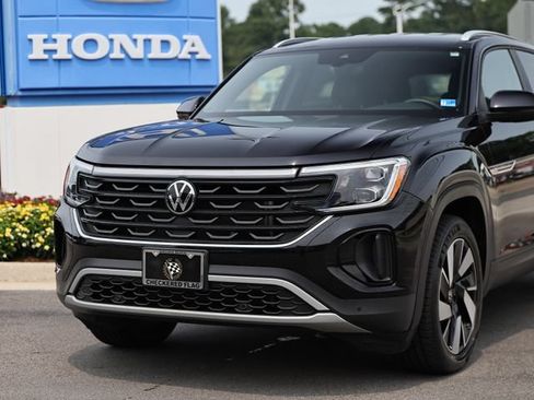 Used 2025 Volkswagen Atlas Cross Sport SE AWD/4WD image 2