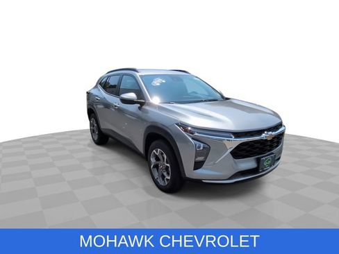 Used 2025 Chevrolet Trax LT w/ LT Convenience Package FWD image 2