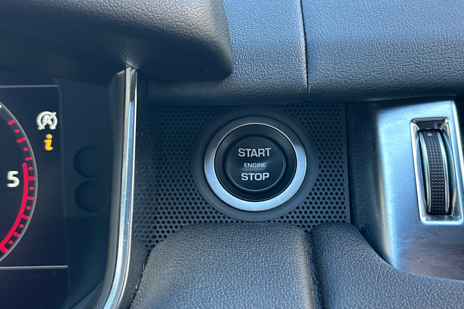 Used 2018 Land Rover Range Rover Sport HSE AWD/4WD image 25