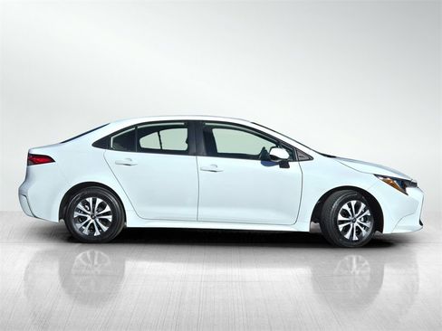 Used 2022 Toyota Corolla LE image 3