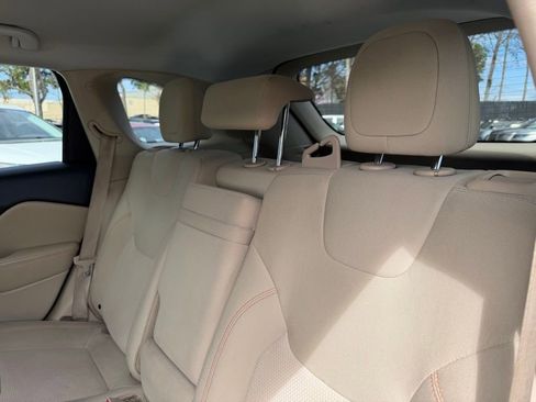 Used 2019 Jeep Cherokee Latitude w/ Popular Appearance Group FWD image 23
