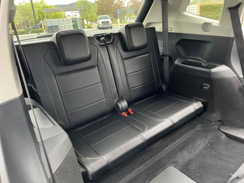 Used 2021 Volkswagen Tiguan SE FWD image 39