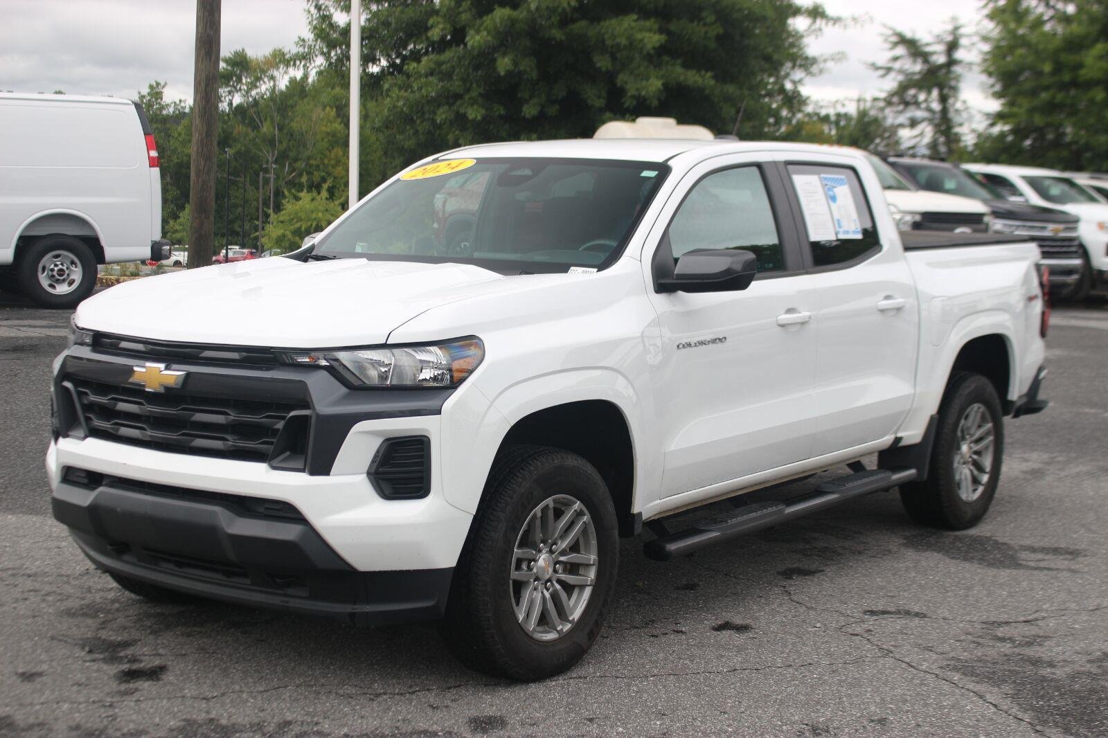 Used 2024 Chevrolet Colorado LT AWD/4WD image 3