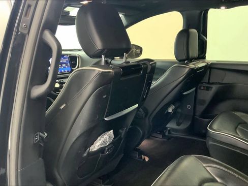 Used 2021 Chrysler Pacifica Limited w/ Uconnect Theater Family Group image 14