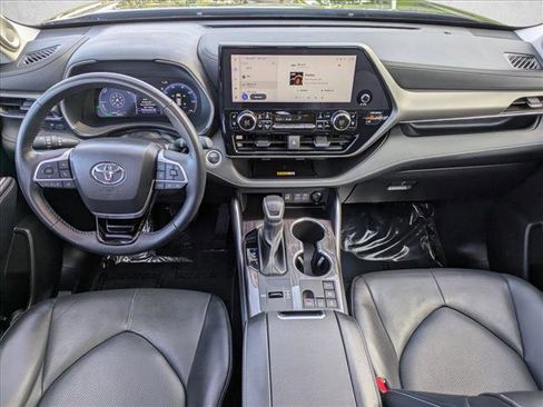Used 2024 Toyota Highlander Limited image 17