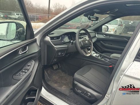 Used 2024 Jeep Grand Cherokee L Laredo image 14