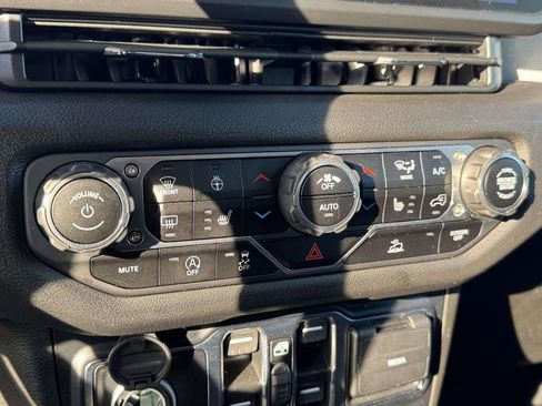 Used 2024 Jeep Gladiator Sport image 19