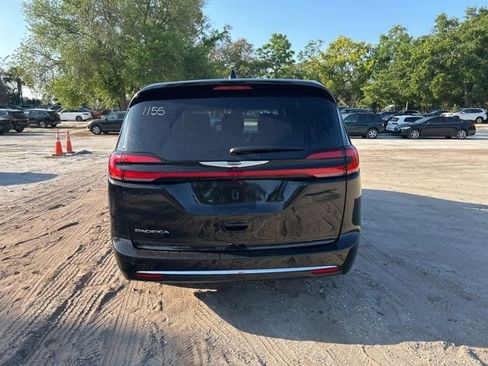 Used 2025 Chrysler Pacifica Select image 17