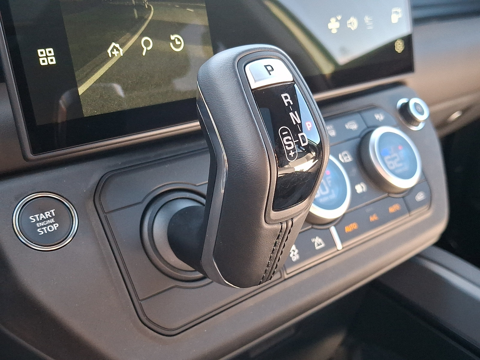New 2026 Land Rover Defender 130 X-Dynamic SE AWD/4WD image 12