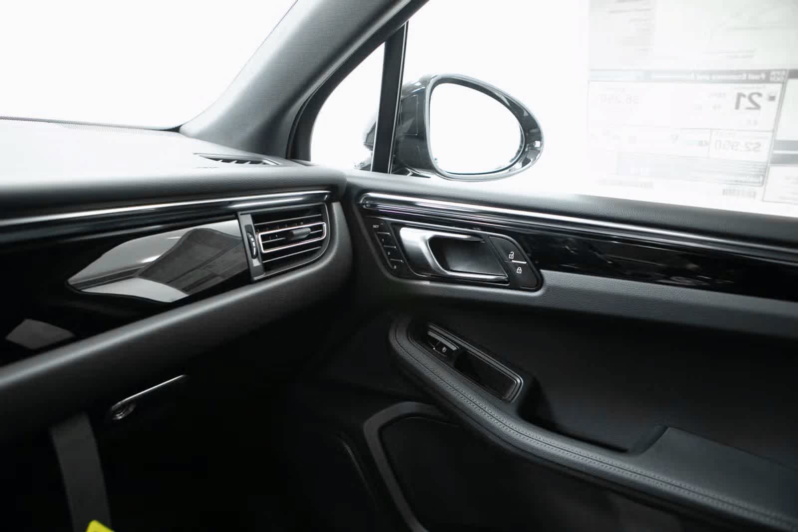 Certified 2026 Porsche Macan AWD/4WD image 25