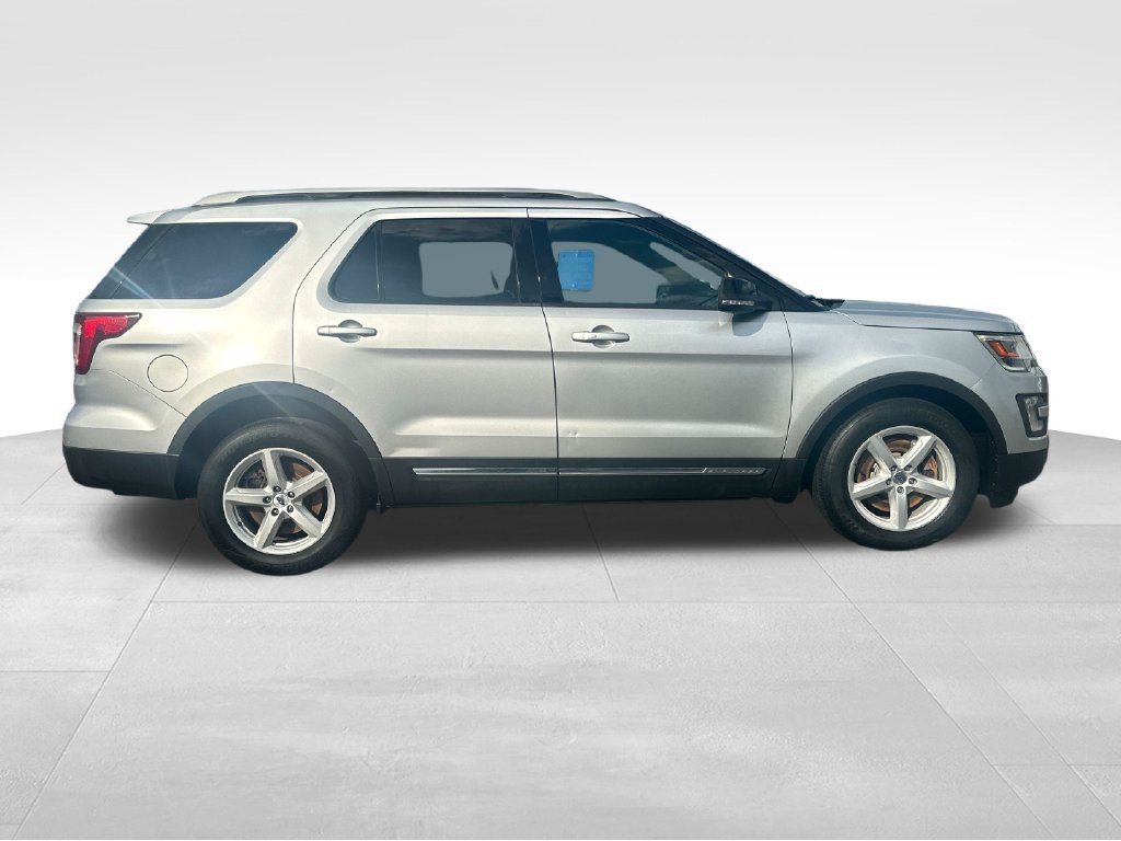 Used 2016 Ford Explorer XLT w/ Equipment Group 202A AWD/4WD image 7