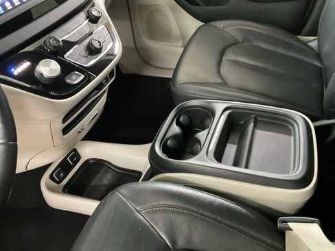 Used 2020 Chrysler Pacifica Touring-L FWD image 18
