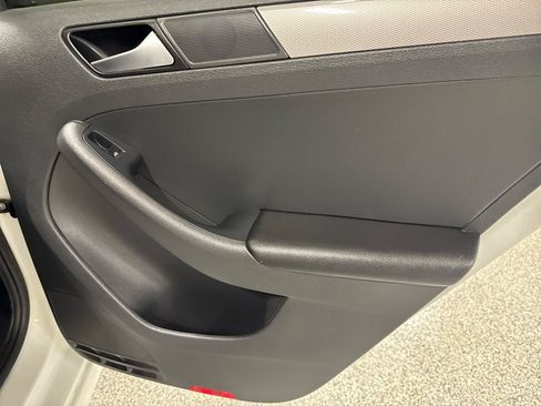 Used 2017 Volkswagen Jetta SE FWD image 9