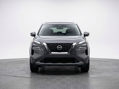 Used 2025 Nissan Rogue SV image 2