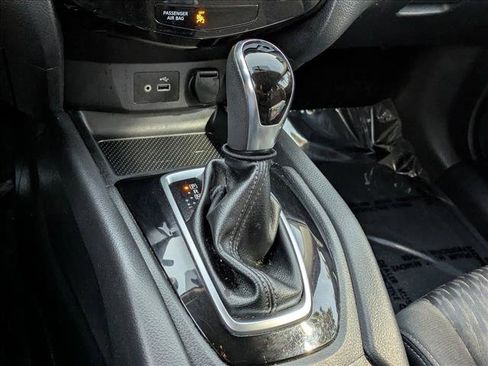 Used 2018 Nissan Rogue SV image 14