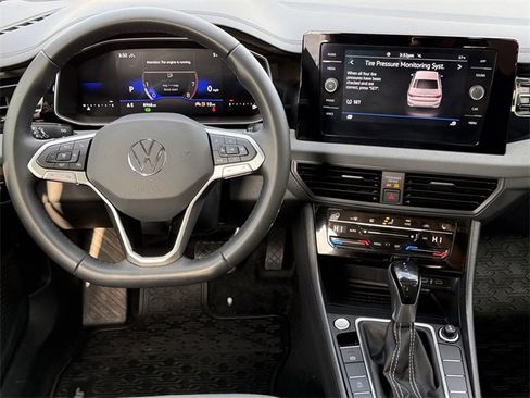 Certified 2025 Volkswagen Jetta SE w/ Sunroof Package image 9