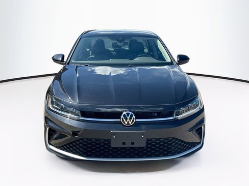 Used 2025 Volkswagen Jetta SE FWD image 2