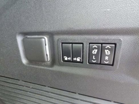 Used 2022 GMC Yukon XL Denali image 22