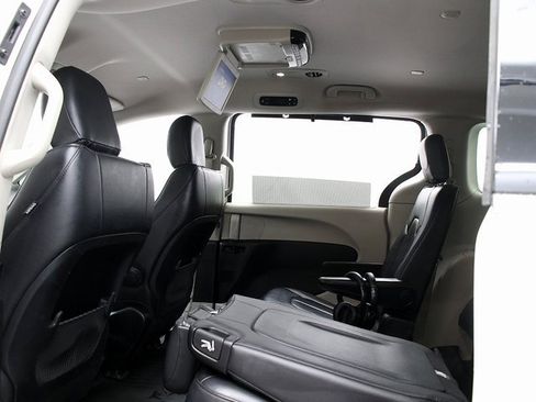 Used 2017 Chrysler Pacifica Touring-L image 13