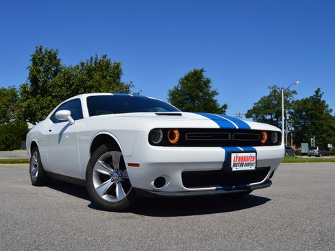 Used 2018 Dodge Challenger SXT image 19